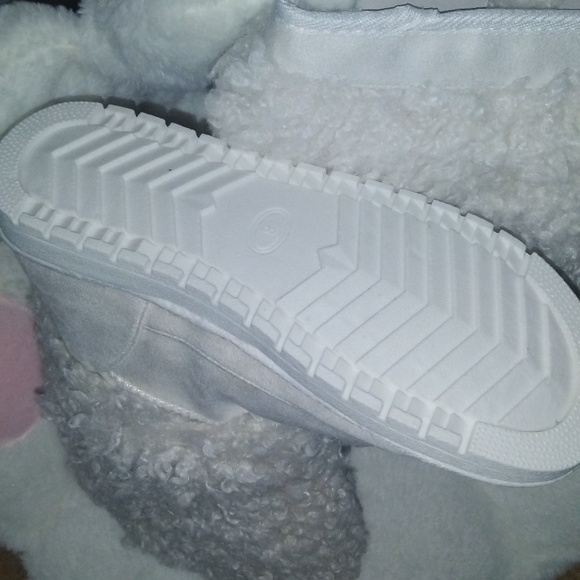 Fuzzy boots - Picture 4 of 4